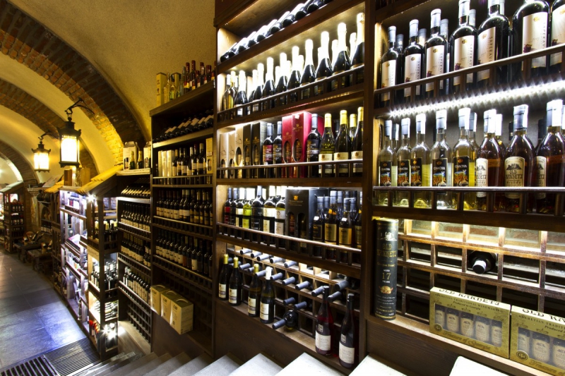 ecommerce-MOULINET-min_world_street_travel_shop_canon_georgia_wine_bottles-429767